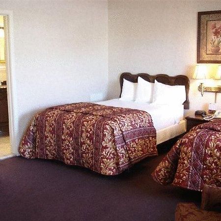Travelodge Inn & Suites Латам Экстерьер фото