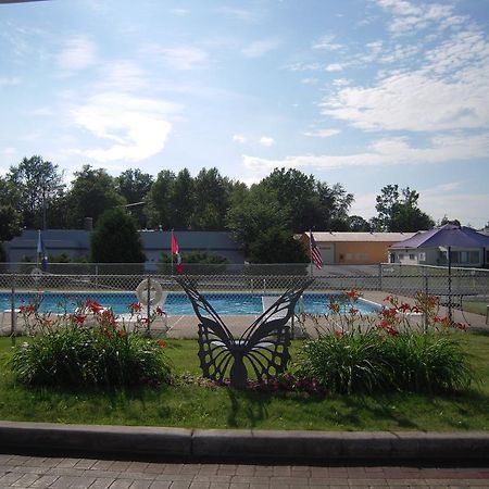 Travelodge Inn & Suites Латам Экстерьер фото