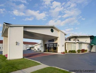 Travelodge Inn & Suites Латам Экстерьер фото