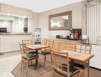 Travelodge Inn & Suites Латам Интерьер фото