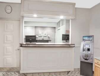 Travelodge Inn & Suites Латам Интерьер фото