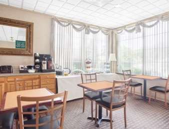 Travelodge Inn & Suites Латам Ресторан фото