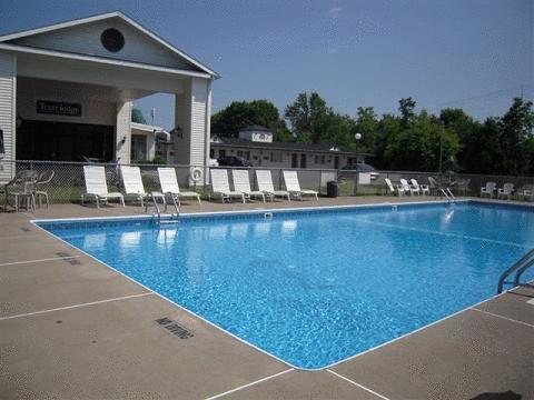 Travelodge Inn & Suites Латам Экстерьер фото